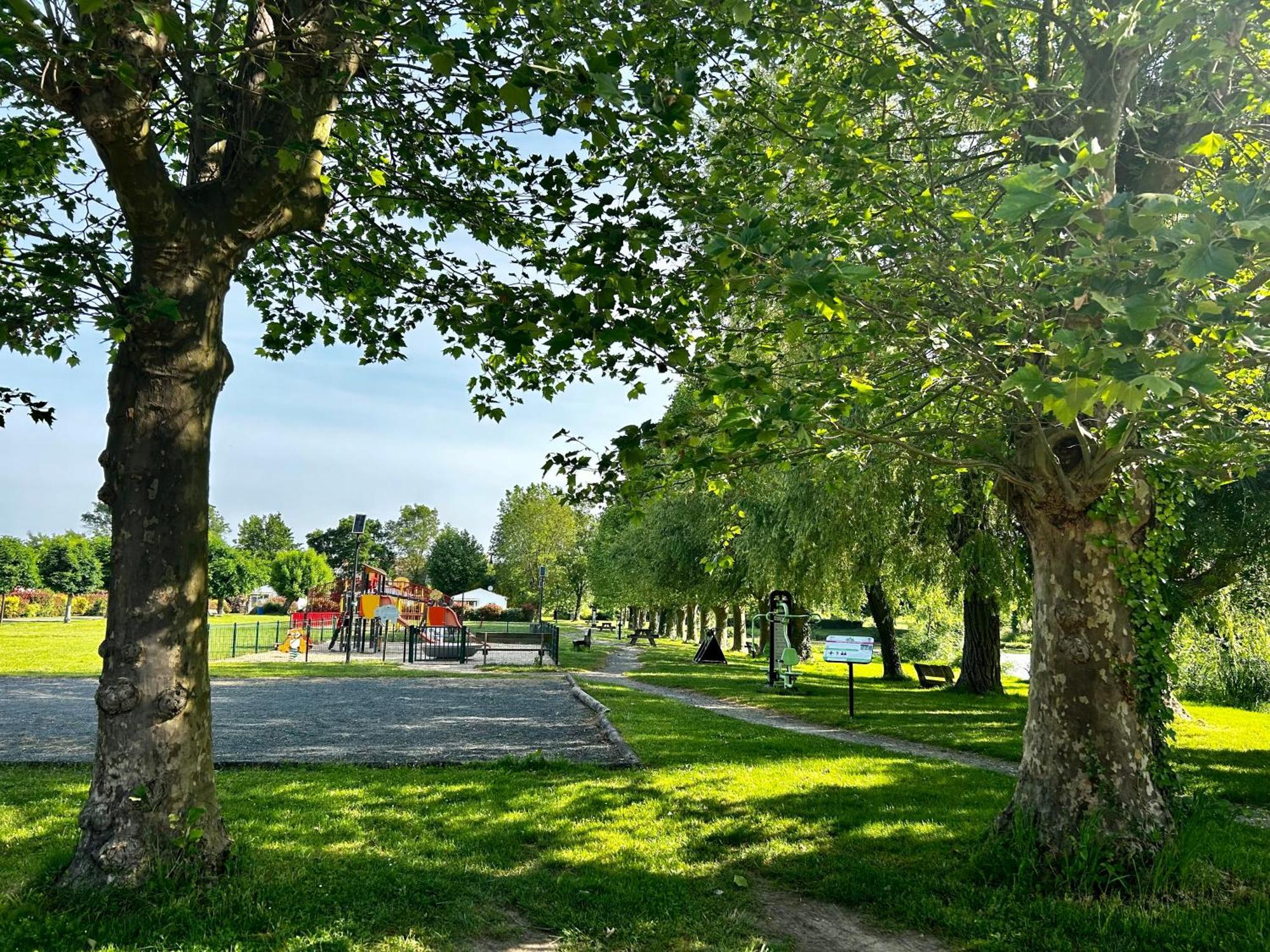 Les Cabanes Du Lac Vandre Экстерьер фото